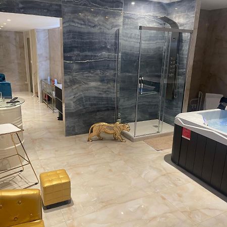 Golden Junior - Jacuzzi Apartment รูออง ภายนอก รูปภาพ