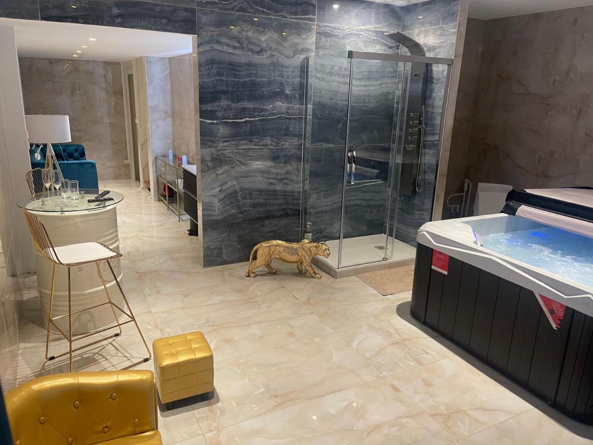 Golden Junior - Jacuzzi Apartment รูออง ภายนอก รูปภาพ