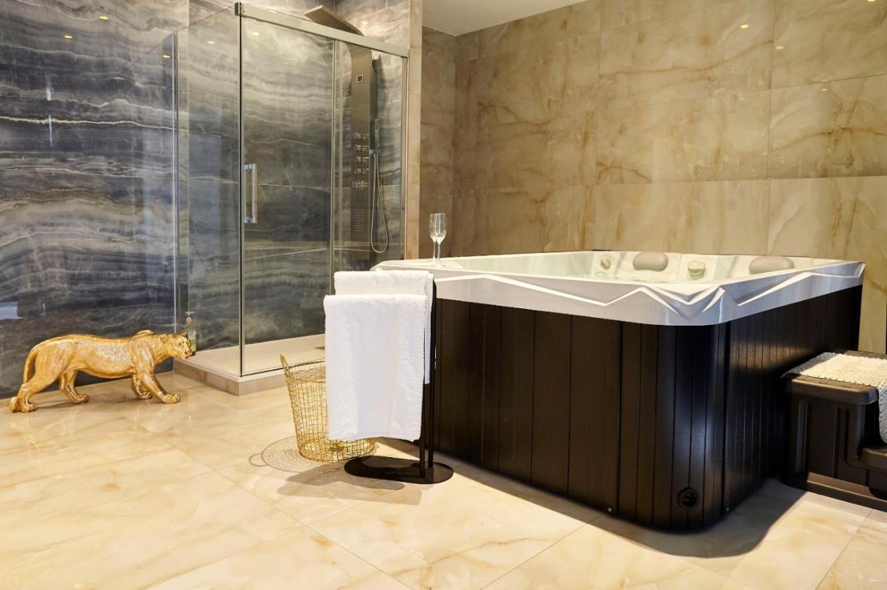 Golden Junior - Jacuzzi Apartment รูออง ภายนอก รูปภาพ